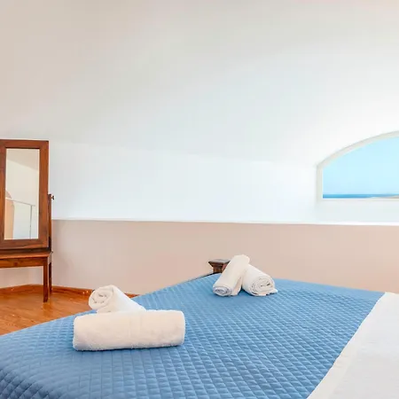 Willa Golden Horizon Santorini