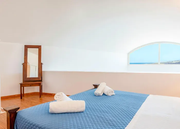 Willa Golden Horizon Santorini