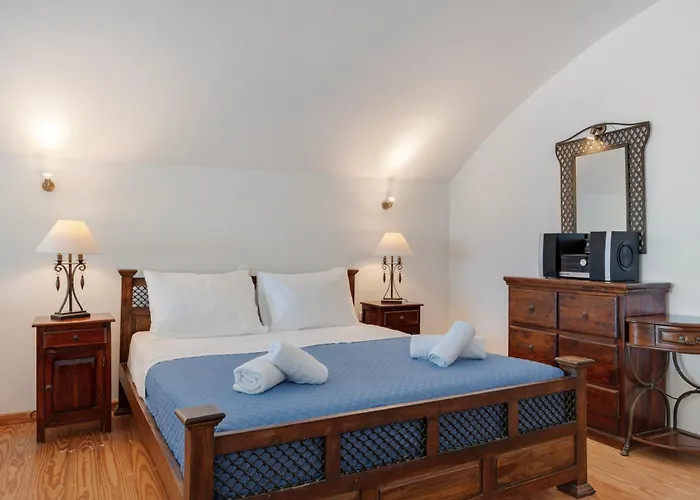 Golden Horizon Santorini Willa